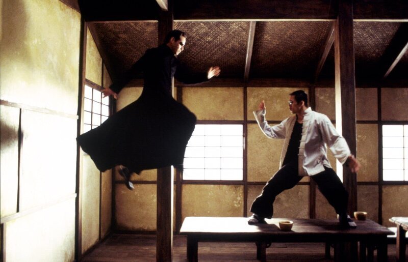Neo (Keanu Reeves, l.) wird von schrecklichen Visionen heimgesucht und Versagensängsten geplagt. Doch als Zion bedroht wird, nimmt der Erwählte den Kampf gegen die Mächtigen auf … – Bild: Kabel Eins Neo (Keanu Reeves, l.) wird von schrecklichen Visionen heimgesucht und Versagensängsten geplagt. Doch als Zion bedroht wird, nimmt der Erwählte den Kampf gegen die Mächtigen auf … – Bild: Kabel Eins