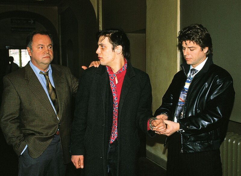 Die beiden Kommissare Kehler (Wolfgang Bathke, li.) und Wolniak (Uwe Fellensiek) nehmen Jacky Tengel (Georg Nickels) fest. – Bild: RTL