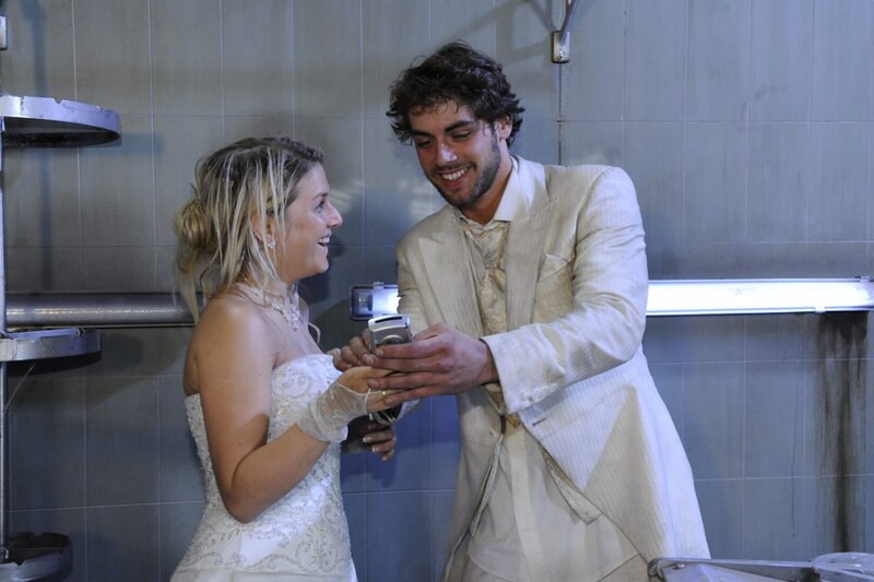 Hoffen, bald in Freiheit zu sein: Anna (Jeanette Biedermann, l.) und Jonas (Roy Peter Link, r.) … – Bild: SAT.1 /​ Claudius Pflug