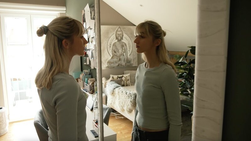 Wer bin ich noch ohne die Magersucht? Diese Frage stellt sich Denise (21) oft. – Bild: ZDF und Ole Siebrecht