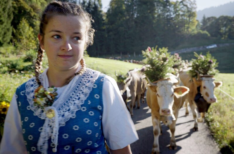 Älplerin Fabienne Klarer beim Alpabtrieb – Bild: SWR/​Florianfilm
