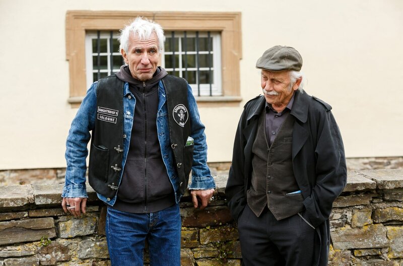 Vor dem Altenheim trifft Edwin (Tilo Prückner, r.) auf Ralle (Ralf Richter, l.). – Bild: ARD/​Kai Schulz
