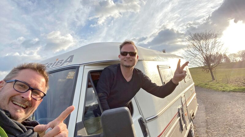 Friso Richter (re.) mit Kameramann Lukas Lowack und Frisos Wohnmobil Pamela. – Bild: HR/​Lukas Lowack