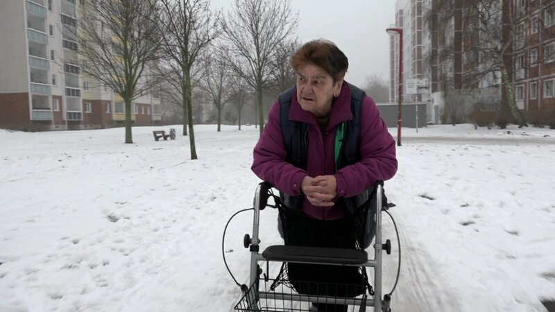 Bei Regina spielt die Gesundheit nicht mehr mit. Sie hat Probleme bei vielen Alltagsaufgaben. Wird der 70-Jährigen eine Pflegestufe bewilligt? – Bild: RTLZWEI