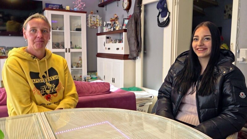 Die 16-jährige Antonia, Tochter von Katrin (li.) und Elvis, möchte ins Berufsleben starten – Bild: RTLZWEI