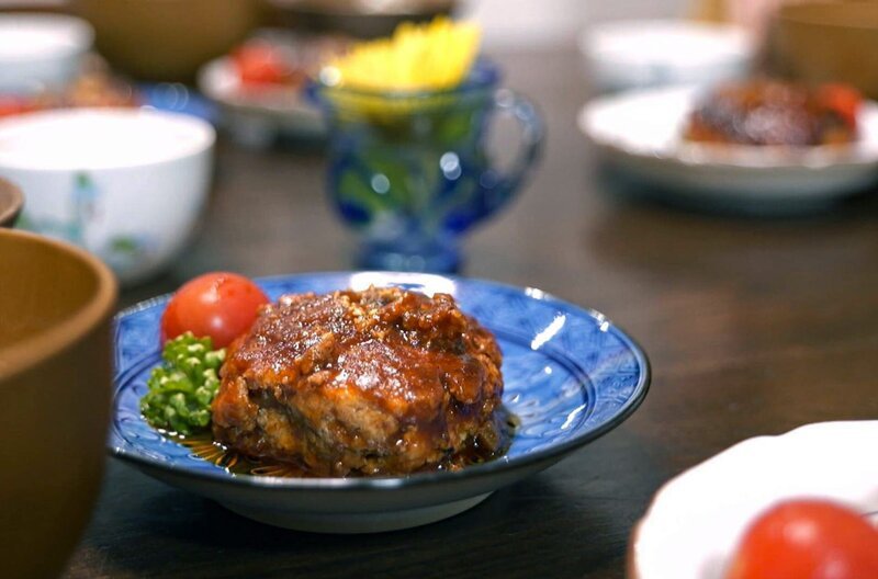 Für dieses japanische Gericht werden Schweinefleisch, Tofu, ein Ei, gehackte Zwiebeln und Sojasoße miteinander vermengt. Aus der Mischung werden dann Fladen gebraten, die mit Soße serviert werden. – Bild: Elephant Doc