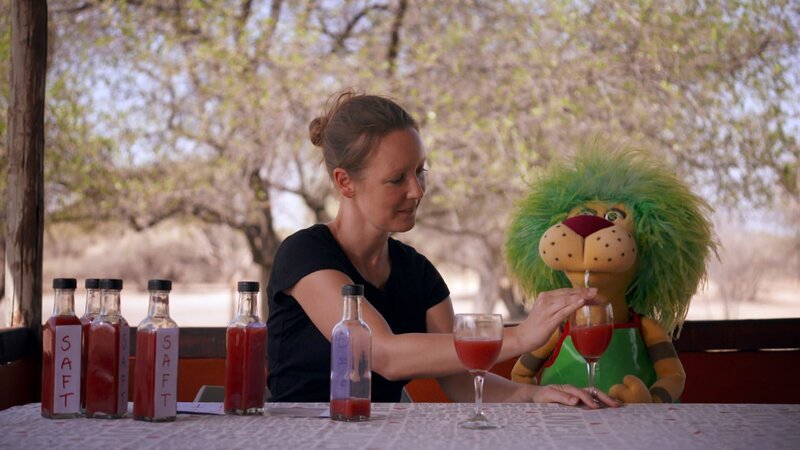 Den Blutorangensaft hat OLI selber ausgepresst. – Bild: SWR/​Eikon Media GmbH/​Steffen Bohnert