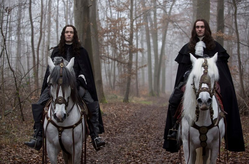 Monsieur (Alexander Vlahos), Louis XIV (George Blagden) – Bild: WDR/​Tibo & Anouchka/​Capa Drama/​Zodiak Fiction/​Incendo/​Canal+