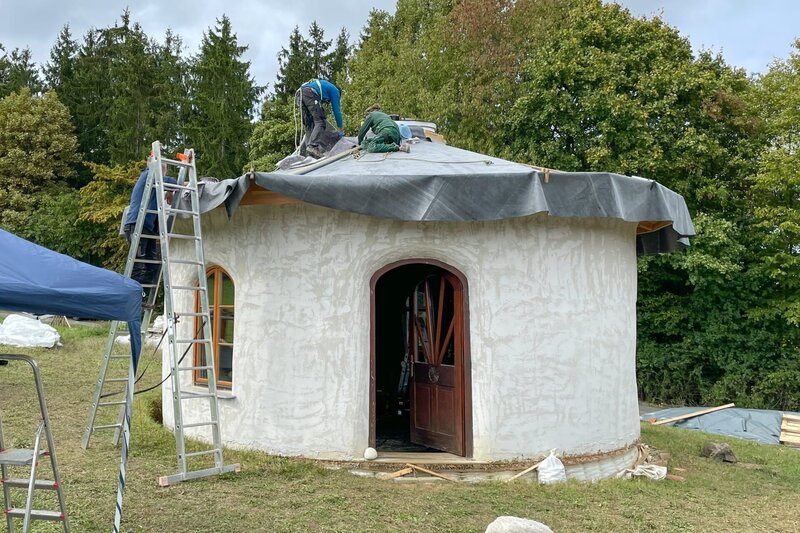 Caroline Volk und ihr Mann Holger beschließen Ende 2021, von Nürnberg ins Burgenland auszuwandern, um dort ihren Traum eines ökologischen Hauses zu verwirklichen – ganz aus Stroh, Holz und Lehm. Materialien, die vor Ort verfügbar sind und noch dazu kompostierbar: Dacharbeiten am Energiehaus. – Bild: Caroline Volk Caroline Volk und ihr Mann Holger beschließen Ende 2021, von Nürnberg ins Burgenland auszuwandern, um dort ihren Traum eines ökologischen Hauses zu verwirklichen – ganz aus Stroh, Holz und Lehm. Materialien, die vor Ort verfügbar sind und noch dazu kompostierbar: Dacharbeiten am Energiehaus. – Bild: Caroline Volk
