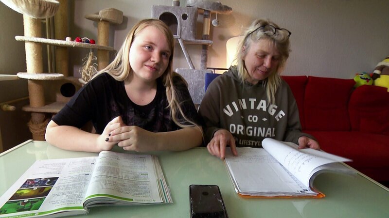 Anna-Lena (13) mit ihrer Mutter Katja (46) – Bild: RTL Zwei