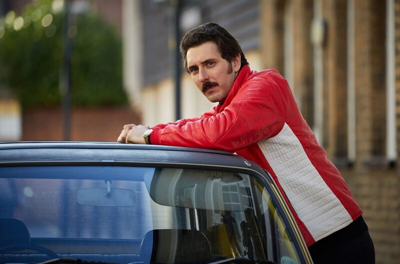 Jeremy (Hugh Grant) hat einen Plan, um seine Homosexualität zu vertuschen. – Bild: WDR/​Sony Pictures Entertainment