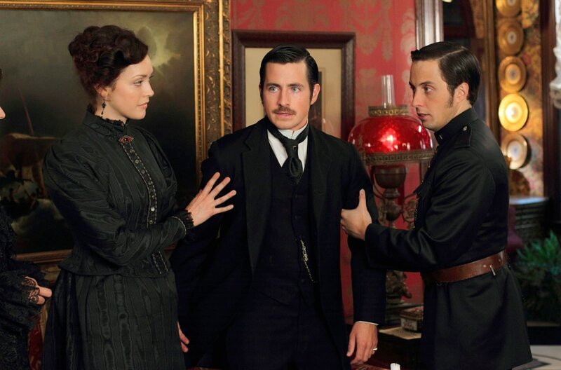 v.l. Clara Thorn (Sarah Power), Nicholas Jenkins (Craig Olejnik) und Constable George Crabtree (Jonny Harris) – Bild: WDR/​Stephen Scott
