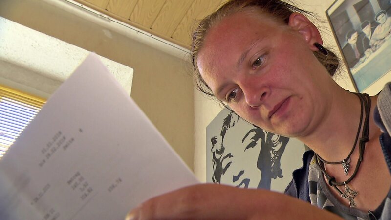 Melanie (32) hat ein Schreiben vom Amt bekommen … Nur leider versteht sie nicht, was darin steht. – Bild: RTLZWEI