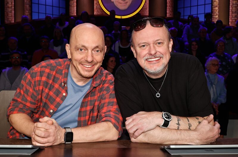 Rateteam-Kapitän Bernhard Hoëcker (l.) mit Comedian Markus Krebs (r.). – Bild: ARD/​Morris Mac Matzen