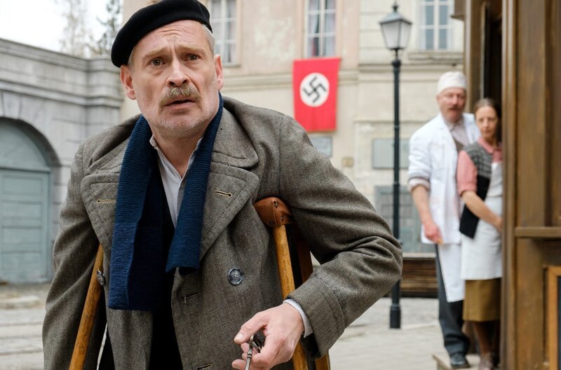 Für den „Trafikanten“ Otto Trsnjek (Johannes Krisch) ziehen schwere Zeiten herauf. – Bild: ARD Degeto/Tobis/Epo Film/Glory Film GmbH/Petro Domenigg Für den „Trafikanten“ Otto Trsnjek (Johannes Krisch) ziehen schwere Zeiten herauf. – Bild: ARD Degeto/Tobis/Epo Film/Glory Film GmbH/Petro Domenigg