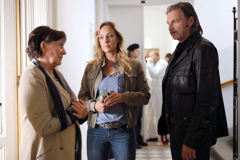 Major Carl Ribarski (Stefan Jürgens, r.) und seine Kollegin Revierinspektorin Penny Lanz (Lilian Klebow, M.) erhoffen sich von der Nachbarin Frau Graf (Hertha Schell, l.) wichtige Hinweise zur Klärung des Falles. – Bild: ORF/​SATEL-Film/​Petro Domenigg