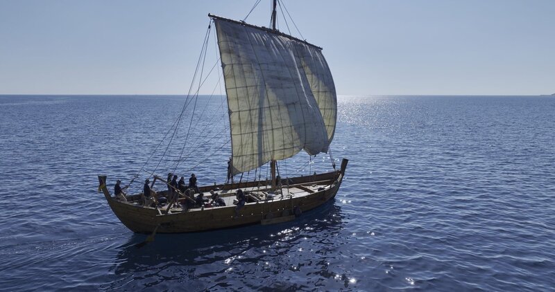 Die Bissula segelt Richtung offene See. Das Verhalten des Schiffs bei unterschiedlichen Wind-, Wetter- und Wellenverhältnissen zu testen war eine zentrale Aufgabe des Forschungsprojekts. – Bild: ZDF und Tobias Oberberger