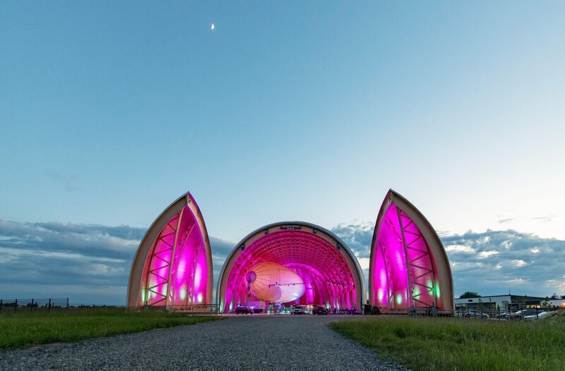 Es ist ein Highlight der Sommer-Open-Airs mit beliebten Melodien aus Filmmusik, Klassik, Musical und Oper. Das NRW Sommerkonzert findet 2025 vor der spektakulären Kulisse des Luftschiffhangar am Flughafengelände Essen/​Mülheim statt. Besucher- und Zuschauer/​innen dürfen sich deshalb auf eine ganz besondere musikalische Auswahl freuen: mit Hits rund ums Thema „Fliegen“ – vom virtuosen Hummelflug bis zu „Fly Me to the Moon“. – Bild: WDR/​Stefan Lamberty/​WDL /​ WDR Kommunikation/​Redaktion Bild