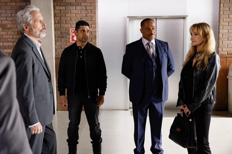 (v.l.n.r.) Alden Parker (Gary Cole); Nick Torres (Wilmer Valderrama); Leon Vance (Rocky Carroll); Carla Marino (Rebecca De Mornay) – Bild: CBS Broadcasting, Inc. /​ Sonja Flemming