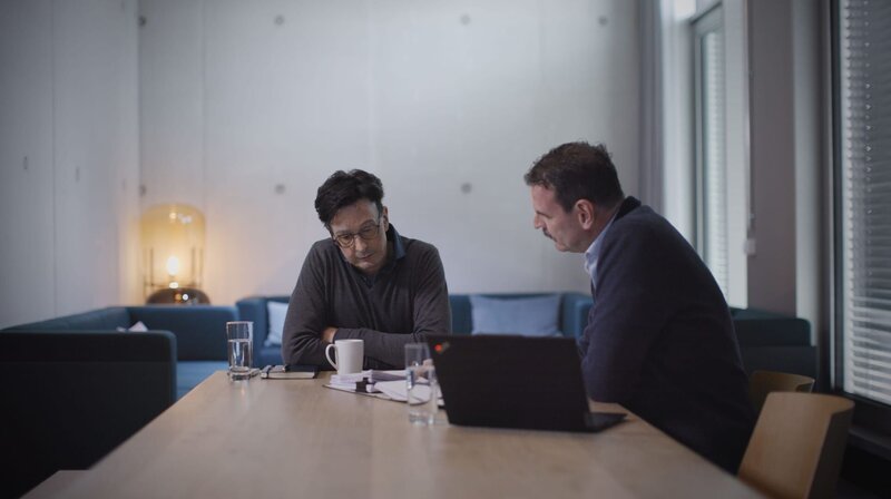 ARD Crime Time: Das Säure-Attentat – Der Angriff auf Bernhard Günther – Der unbekannte Auftraggeber (3) Dr. Bernhard Günther (li.) tauscht sich mit seinem Rechtsanwalt Sascha Kuhn zum aktuellen Stand des Falls aus. Noch immer sind weder Auftraggeber noch deren Motive geklärt. Ab dem 24.6. im Stream verfügbar (ARD Mediathek). – Bild: SWR/​DOKFILM/​Martin Christ