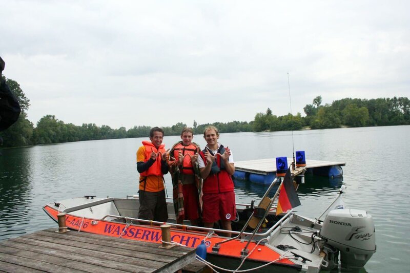 Willi (li.) will herausfinden, wer über das Wasser wacht – nämlich die Wasserwacht! Manfred (re.) und Matias (Mitte) nehmen ihn mit in einem superschnellen Motorboot. – Bild: Bayerischer Rundfunk/​megaherz gmbh