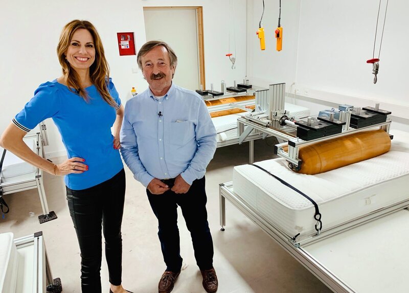 Norbert Vogt (r) testet mit Reporterin Hendrike Brenninkmeyer (l) Matratzen auf ihre Haltbarkeit. – Bild: SWR/​SolisTV