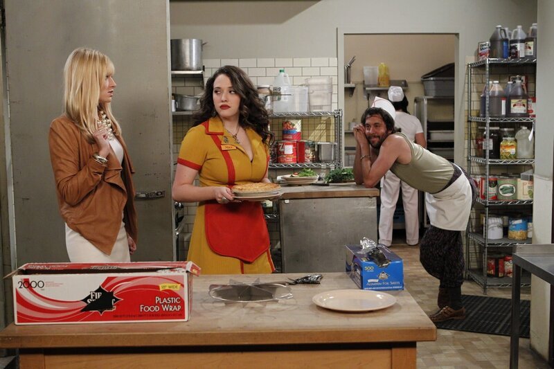 Oleg, der anzügliche russische Koch, lässt die sowieso schon aufgeheizte Stimmung zwischen den beiden Kolleginnen Max und Caroline durch seine schlüpfrigen Kommentare nicht gerade abkühlen … – Bild: Comedy Central Polska