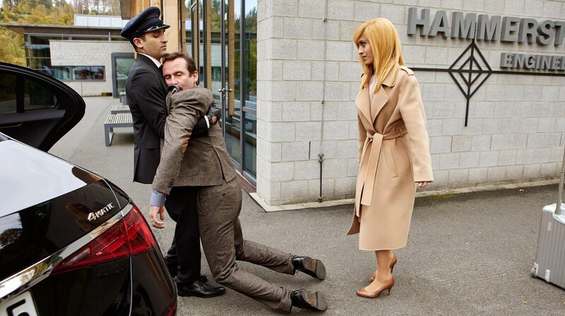 Zarah (Sabrina Amali, re.) und Adam (Hassan Akkouch, li.) müssen den toten Hammerstein (Sven Gerhardt) beseitigen. – Bild: ARD Degeto/​Kai Schulz