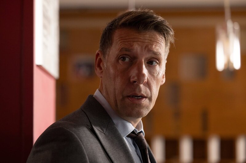 DS Norman Potting (Craig Parkinson) wird von einem perfiden Mörder gezwungen den Todeskampf seiner Freundin und Kollegin Bella Moy anzusehen. – Bild: Sally Mais /​ ZDF