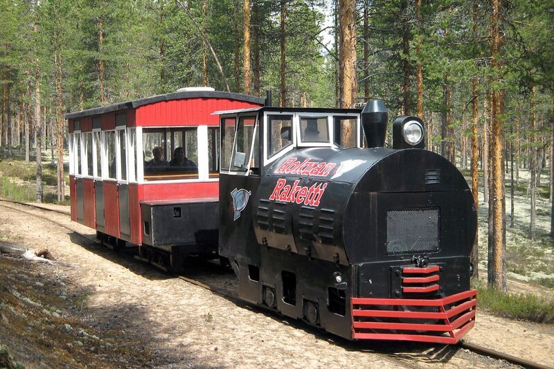 Eine als Dampflok verkleidete Diesellok fährt auf den Gleisen einer ehemaligen Grubenbahn durch den Märchenwald von Finnlands kleinstem Nationalpark Rokua. – Bild: SWR/​Susanne Mayer-Hagmann