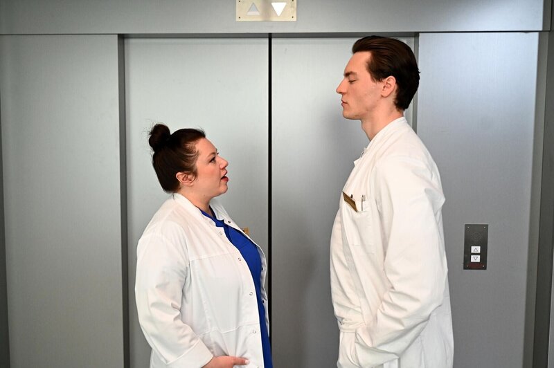 Vanessa (Julia Augustin) stößt Johannes (Maximilian Schneider) vor den Kopf, als sie sich in Valeas Behandlung einmischt. – Bild: RTL /​ Julia Feldhagen