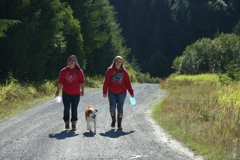 Breanna Miethe und Veronica Arrants pflücken Beeren. – Bild: National Geographic /​ Wayne Moss