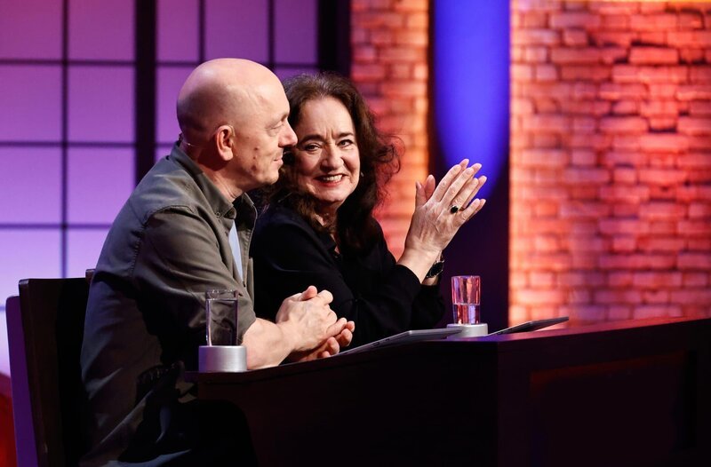 Rateteam-Kapitän Bernhard Hoëcker (l.) und die Schauspielerin Mechthild Großmann (r.) bilden ein Rateteam. – Bild: ARD/​Morris Mac Matzen