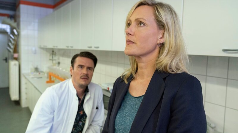 Konfliktreich: Kommissarin Martina Bönisch (Anna Schudt) mit KTUler Sebastian Haller (Tilman Strauß) im Labor. – Bild: WDR/​Bavaria Fiction GmbH/​Thomas /​ WDR Kommunikation/​Redaktion Bild