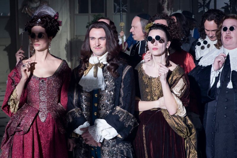 Elisa Lasowski (Marie-Thérèse), George Blagden (Louis XIV), Anna Brewster (Montespan) – Bild: Tibo & Anouchka, Capa Drama, ZodiakFiction & Docs, Incendo, Canal+