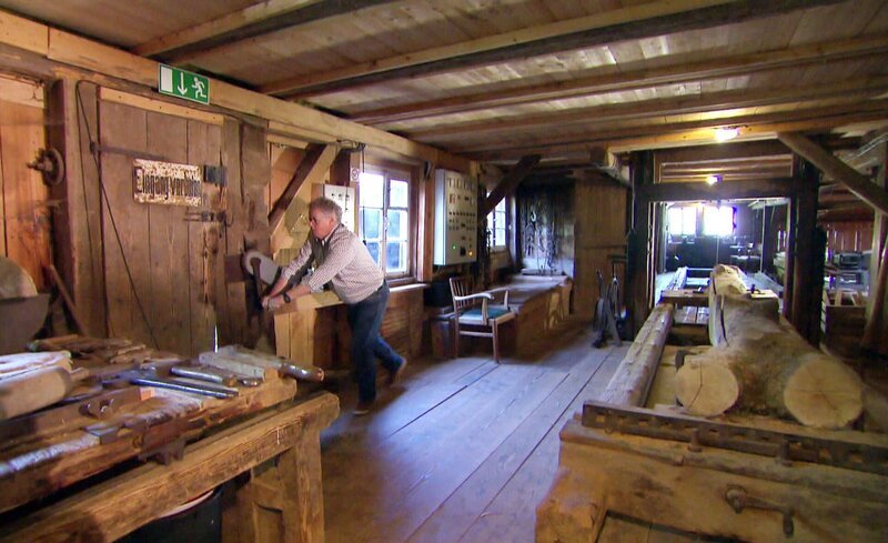 Eberhard Glatz setzt das Mühlrad des historischen Sägewerks in Gang. – Bild: SWR Eberhard Glatz setzt das Mühlrad des historischen Sägewerks in Gang. – Bild: SWR