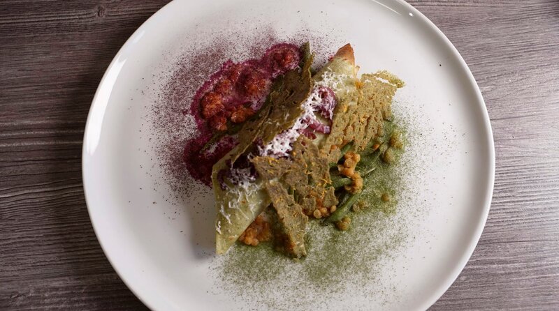 Crêpes mit Lindenbaumblättern und Kürbisfüllung von Spitzenkoch Ali Güngörmüs. – Bild: HR