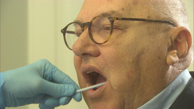 Oliver Bendixen gibt freiwillig seine Speichelprobe ab. – Bild: BR