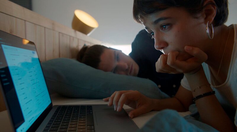 Alma (Carmen Kassovitz) und Alex (Pablo Cobo) – Bild: WDR/​SILEX FILMS – FRANCE TELEVISIONS – PICTANOVO