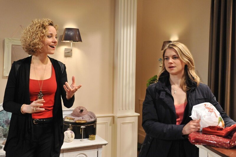Natascha (Melanie Wiegmann, l.); Marlene (Lucy Scherer, r.) – Bild: ARD /​ Ann Paur