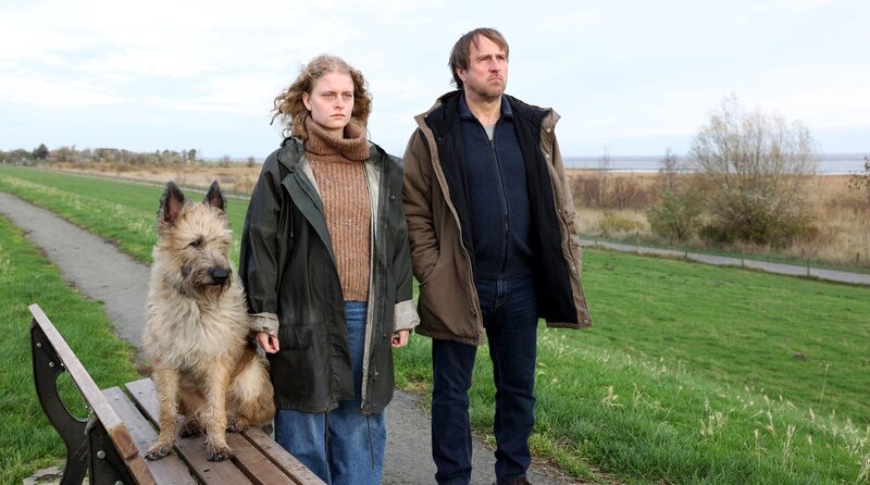 Bjarne Mädel (r.) inszeniert derzeit den zweiten Fall mit dem Kriminalhauptkommissar und übernimmt erneut auch die Hauptrolle. – Bild: NDR/​Jörg Landsberg
