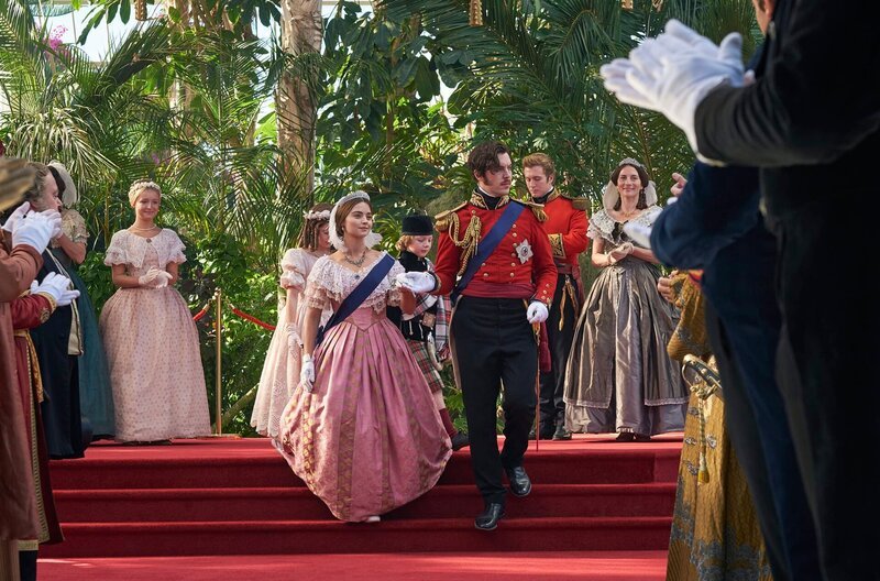 v. l. n. r.: Prinzessin Heidi (Ellen Evans), Prinzessin Vicky (Louisa Bay), Königin Victoria (Jenna Coleman), Prinz Bertie (Laurie Shepherd), Prinz Albert (Tom Hughes), Lord Alfred (Jordan Waller) und Lady Emma Portman (Anna Wilson-Jones) – Bild: WDR/​Mammoth Screen Limited 2017/​ITV