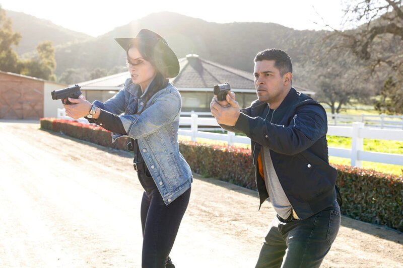 ìPrime Cutî ñ After discovering the remains of a Marine captain, the NCIS team travels to Texas to interrogate the suspected killer, on the CBS Original series NCIS, Monday, April 29 (9:00⁠–⁠10:00 PM, ET/​PT) on the CBS Television Network, and streaming on Paramount+ (live and on-demand for Paramount+ with SHOWTIME subscribers, or on-demand for Paramount+ Essential subscribers the day after the episode airs)*. Pictured (L-R): Katrina Law as Jessica Knight and Wilmer Valderrama as Nicholas ìNickî Torres. – Bild: Sonja Flemming /​ CBS ENTERTAINMENT