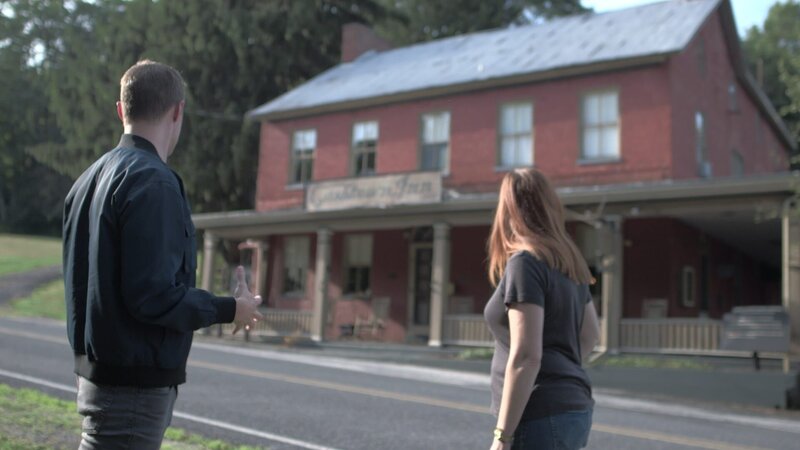 Paranormal investigators Amy Bruni and Adam Berry in front of the Cashtown Inn in Orrtanna, Pennsylvania. – Bild: Travel Channel. /​ Scripps (Focus): TKSP504_1 /​ Travel Channel.