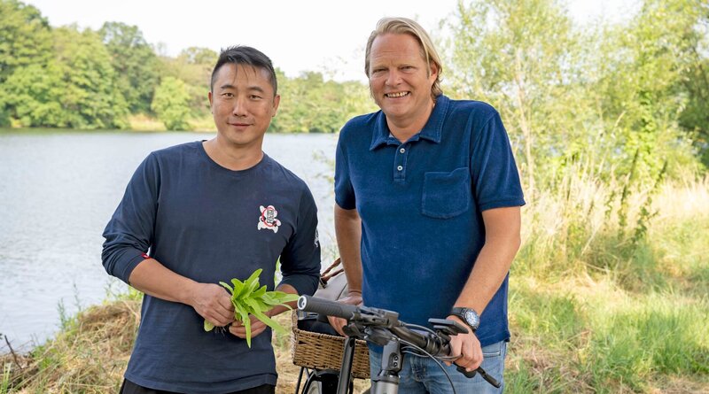 Björn Freitag hat sich auf den Weg zu Li Guangda gemacht, der vor 20 Jahren aus China nach Deutschland gekommen ist. Seit ein paar Jahren züchtet Li seltene Speisemorcheln, eine Sensation – nicht nur an der Mosel. – Bild: SWR/​WDR/​Melanie Grande