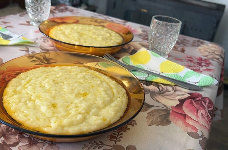 Für diese bulgarische Spezialität wird geschmolzener Kuhkäse mit Mehl vermischt und dann eingedickt. – Bild: Elephant Doc