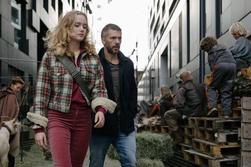 Ingrid (Ylva Bjørkaas Thedin, l.); Lars Haaland (Nicolai Cleve Broch, r.) – Bild: HBO Nordic