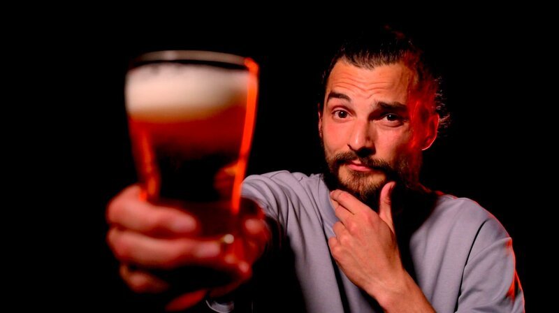 exactly-Reporter Daniel Tautz recherchiert erneut zum Thema Alkolhol – Bild: MDR/​Christian Uhlisch