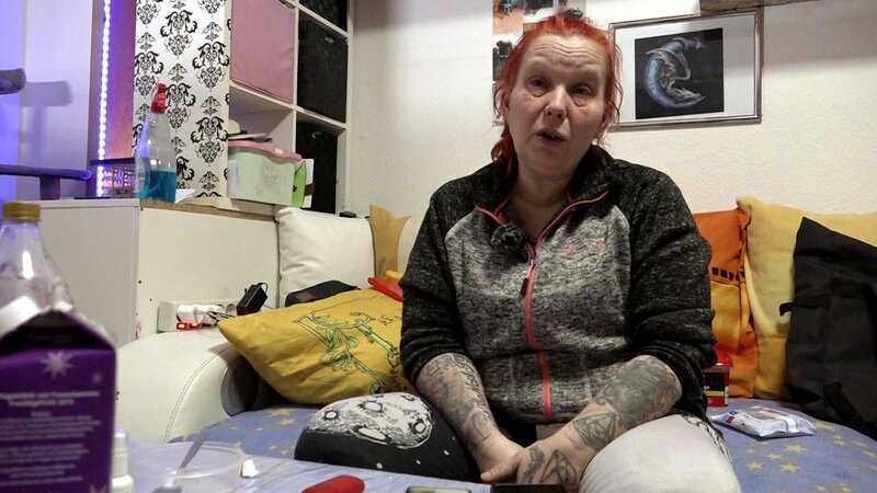Die siebenfache Mutter Michaela steht finanziell mit dem Rücken zur Wand. Durch die hohen inflationsbedingten Preise muss sie jeden Cent zweimal umdrehen. – Bild: RTLZWEI