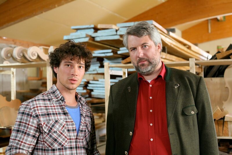 L-R: Yannik Rösner (Klaus Steinbacher) and Anton Stadler (Dieter Fischer) – Bild: Die Verwendung ist nur bei reda /​ ZDF /​ © ZDF/​Christian A Rieger klick